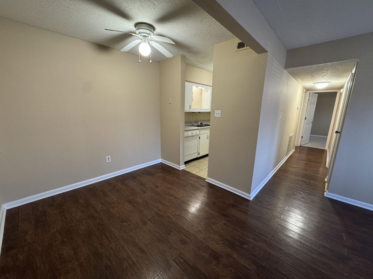 615 Carter Ln. Photo 4