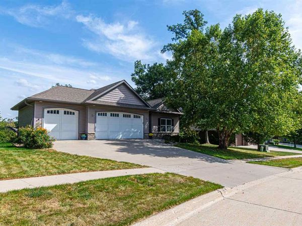 1670 Redbud Cir, North Liberty, IA 52317