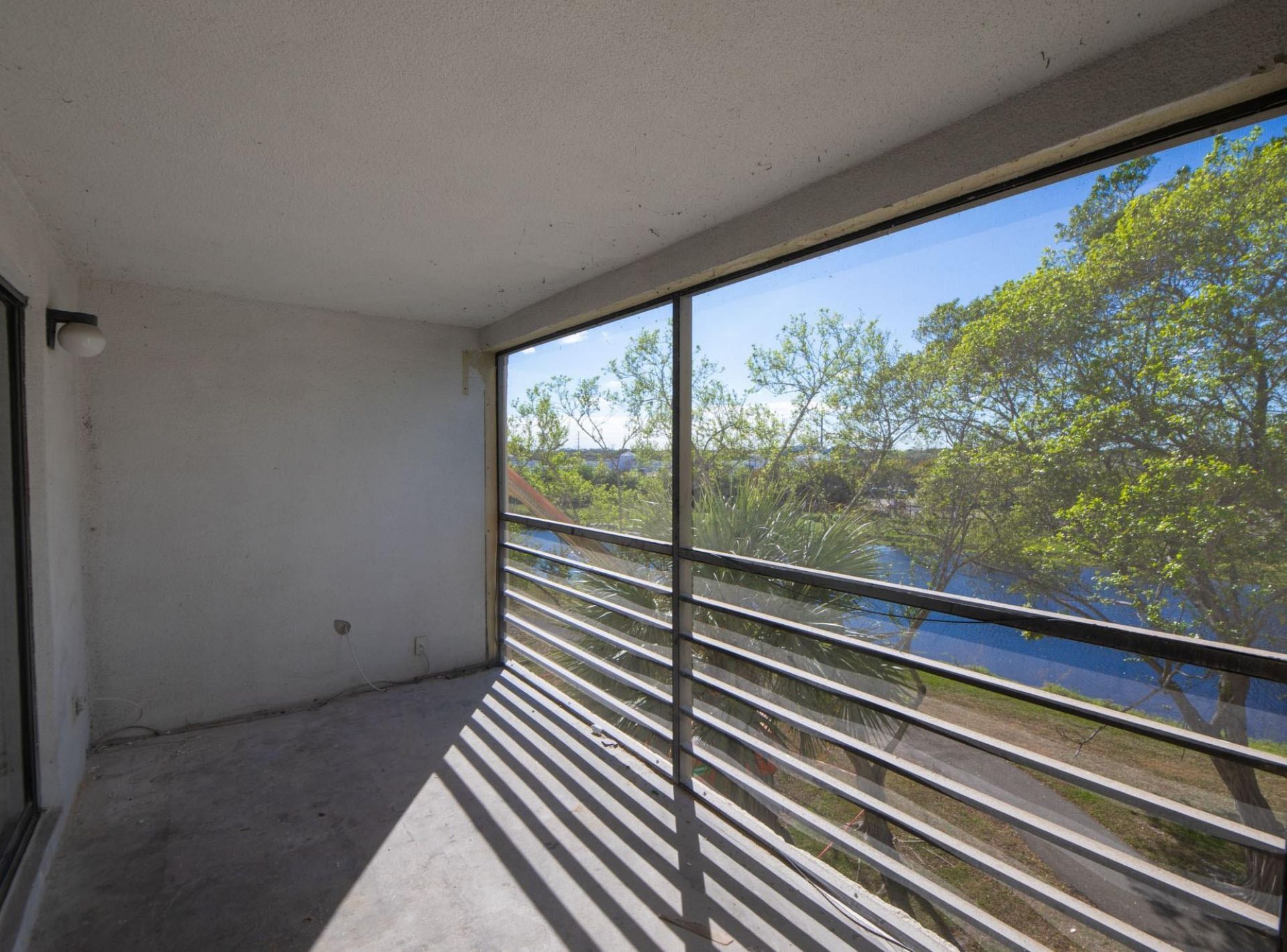 2322 S Cypress Bend Drive, Unit 411, Pompano Beach, FL 33069 Photo