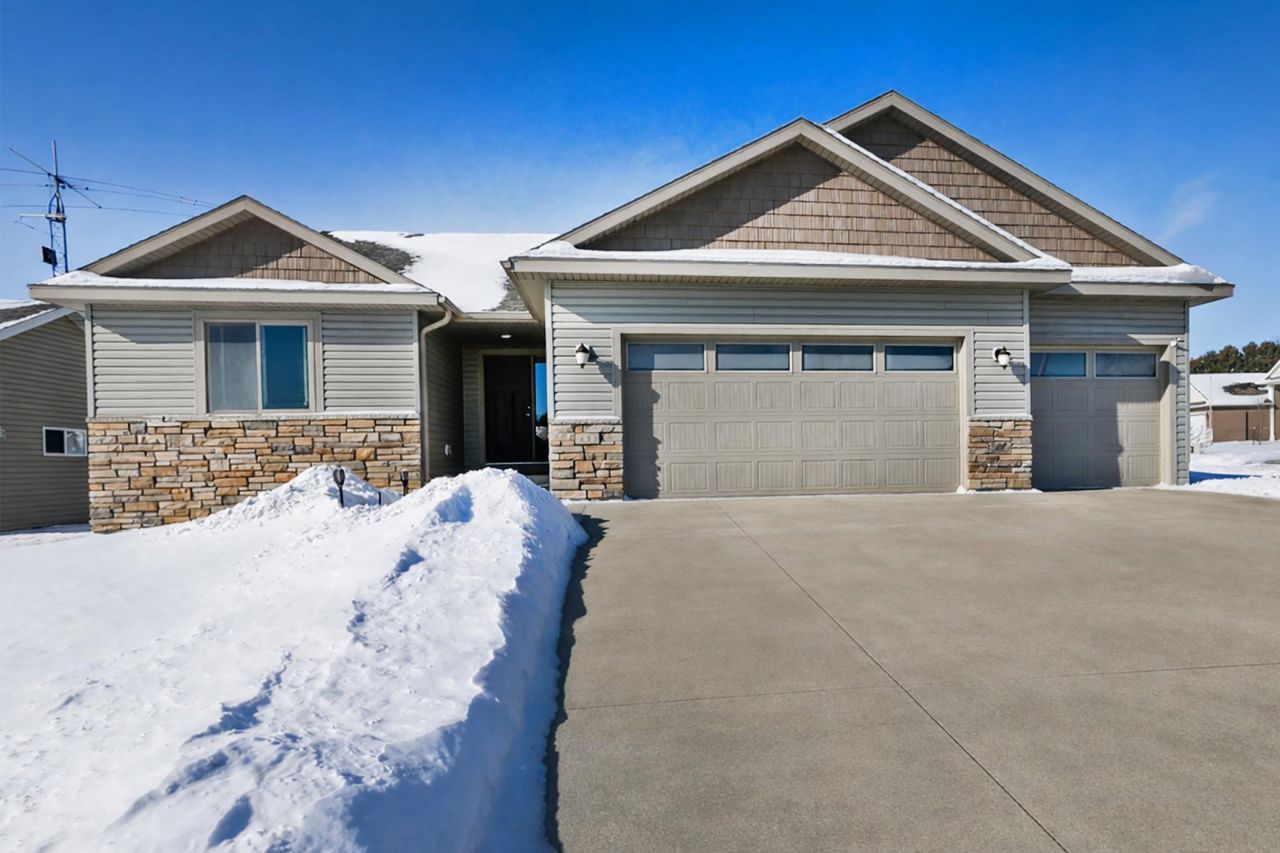 481 Manor Garden Lane Nw, Rochester, MN 55901 Main Photo