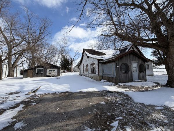 112 S Walnut Street, Oakland, IL 61943