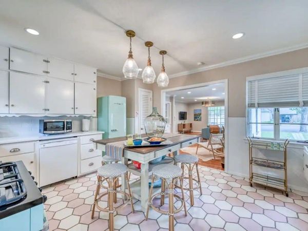 708 W Schubert ST, Fredericksburg, TX 78624