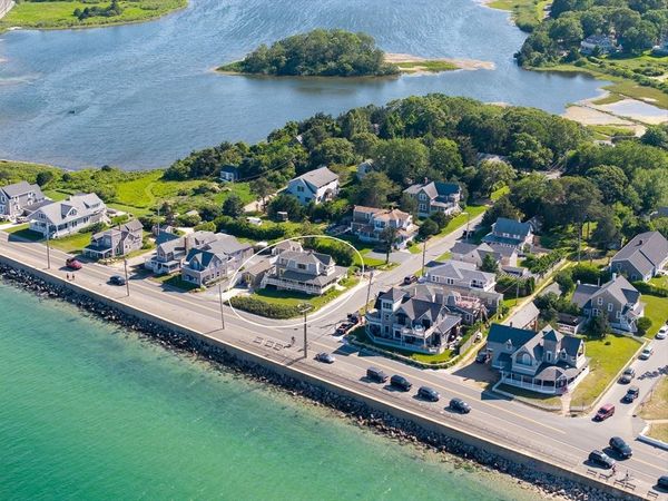4 Canonicus Ave, Oak Bluffs, MA 02557
