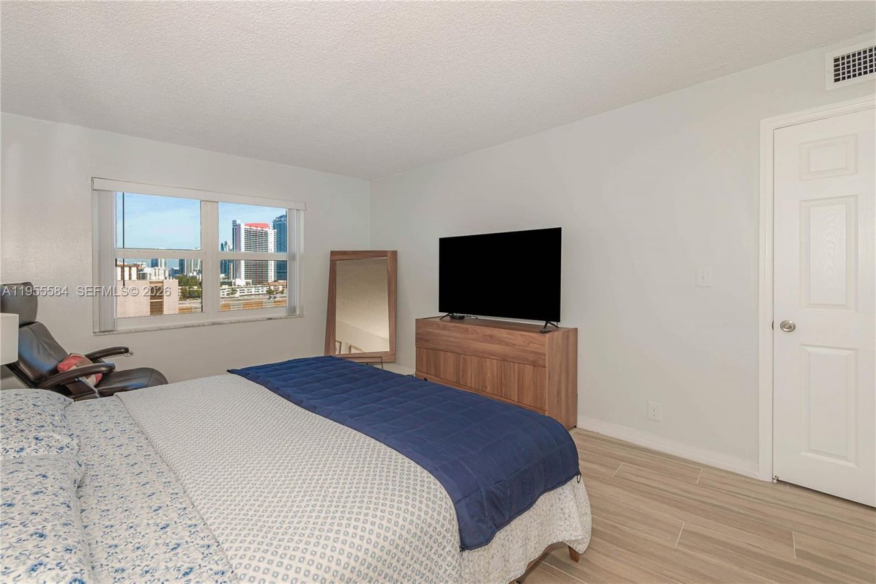 401 Golden Isles Dr , Unit 902, Hallandale Beach, FL 33009 Photo