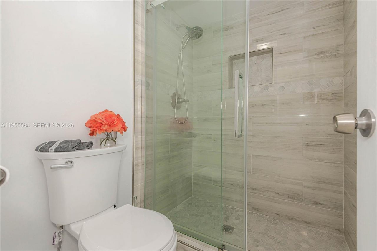 401 Golden Isles Dr , Unit 902, Hallandale Beach, FL 33009 Photo