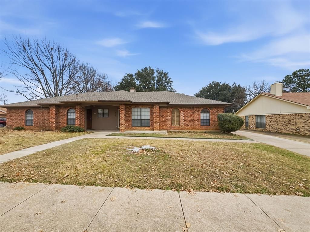 816 Midcreek Drive, Euless, TX 76039 Main Photo