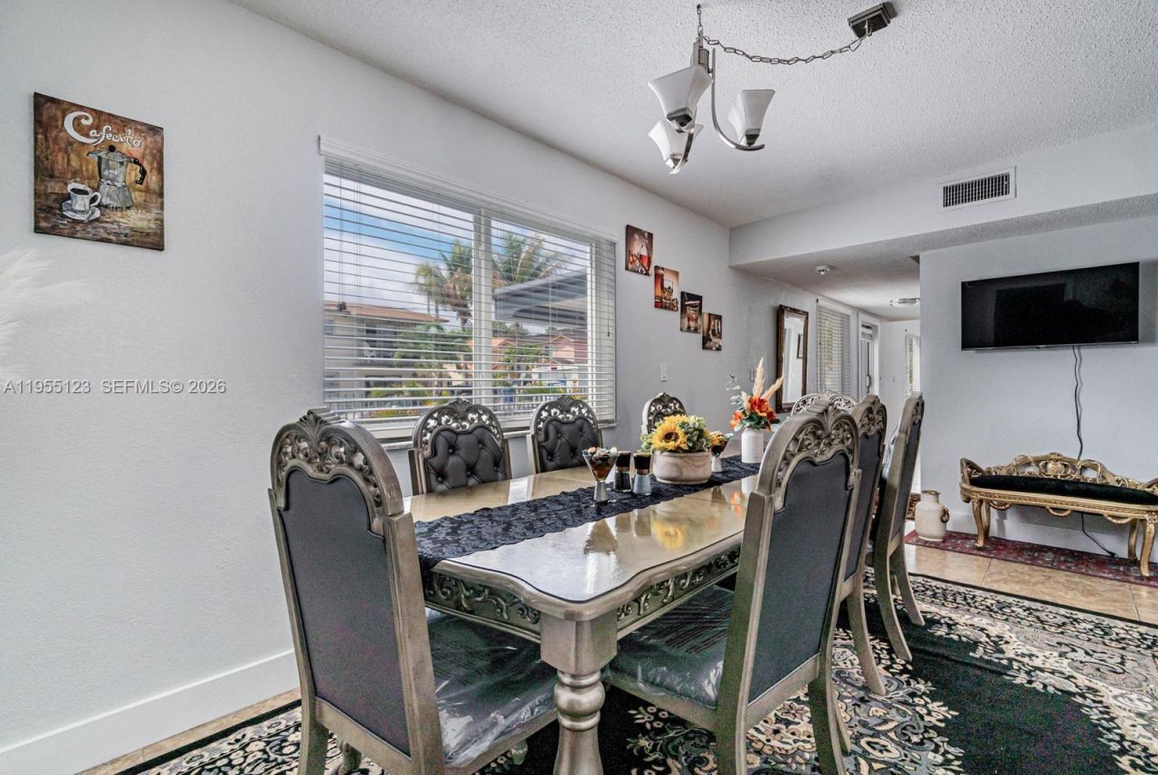 901 NW 22nd Pl , Miami, FL 33125 Photo