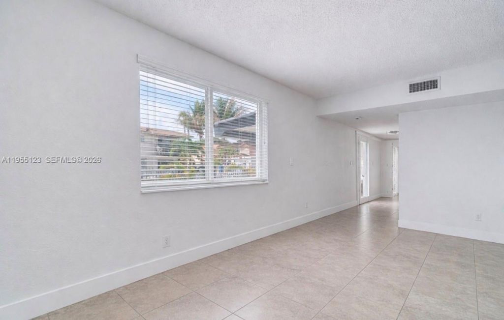 901 NW 22nd Pl , Miami, FL 33125 Photo