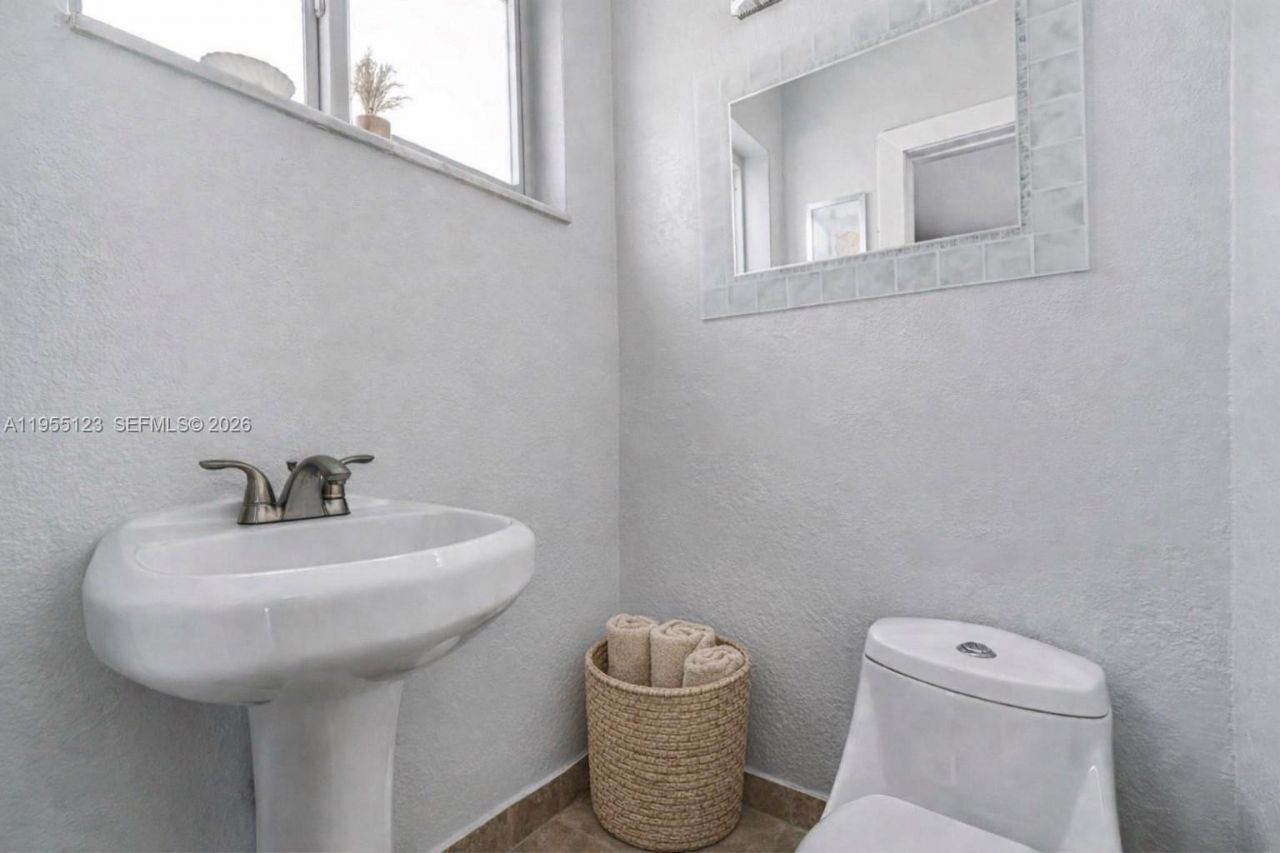 901 NW 22nd Pl , Miami, FL 33125 Photo