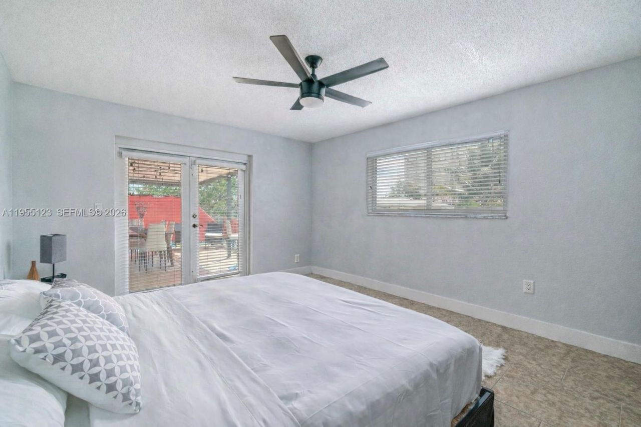 901 NW 22nd Pl , Miami, FL 33125 Photo