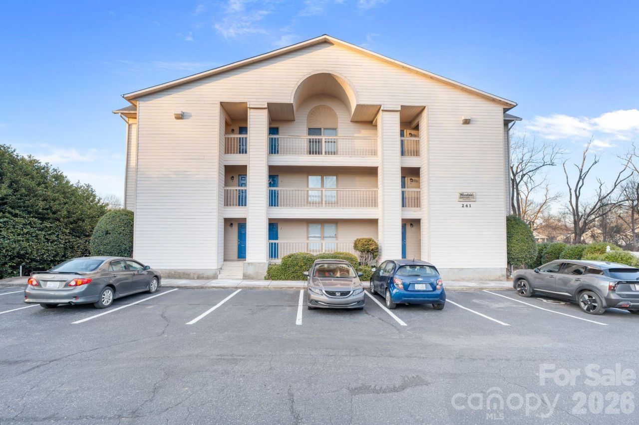 241 16th Avenue Ne, Hickory, NC 28601 Main Photo