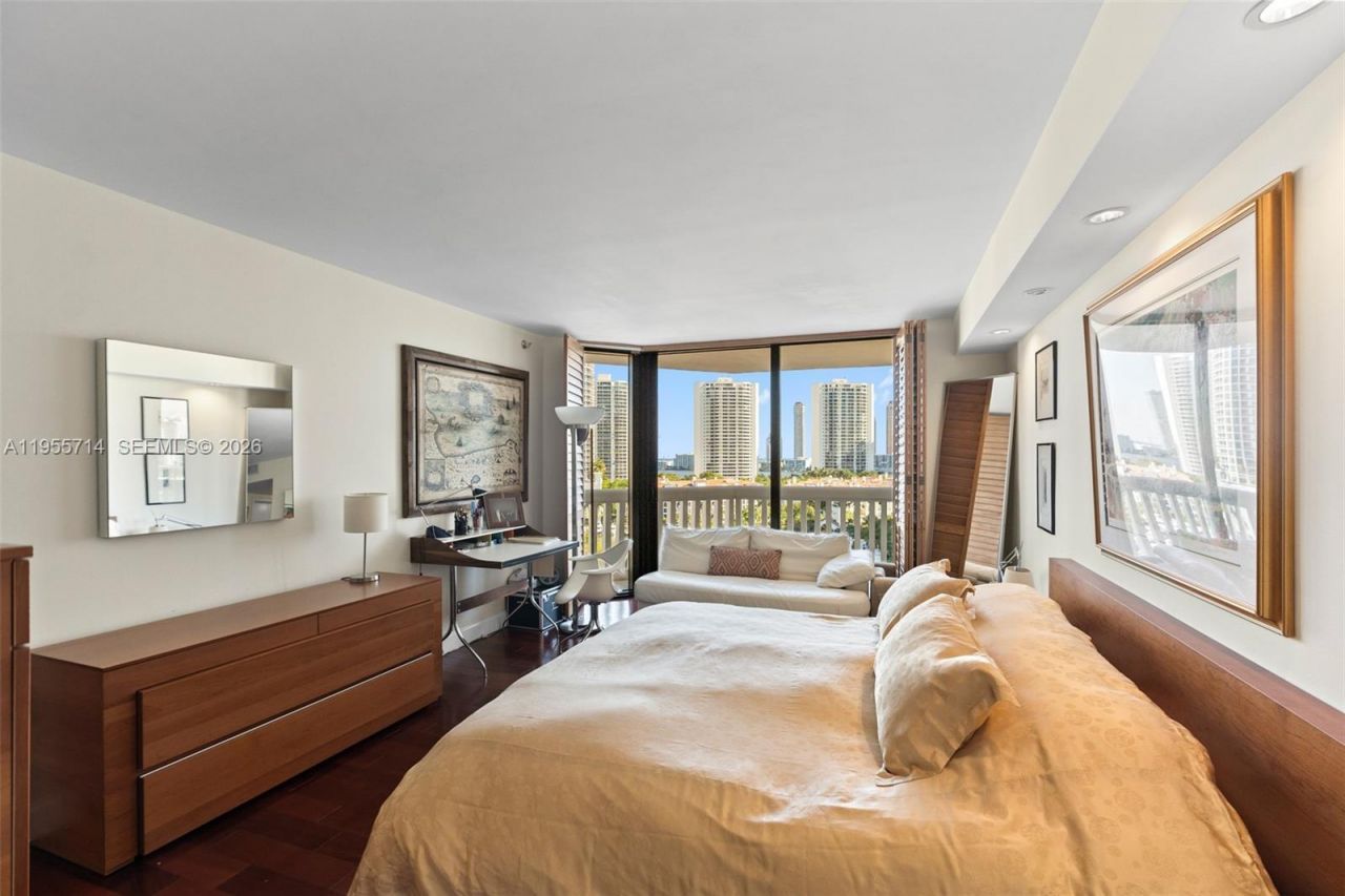 1000 W Island Blvd , Unit 1209, Aventura, FL 33160 Photo