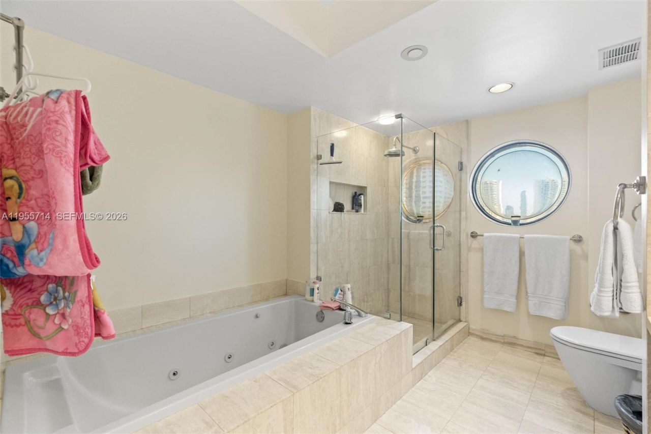 1000 W Island Blvd , Unit 1209, Aventura, FL 33160 Photo