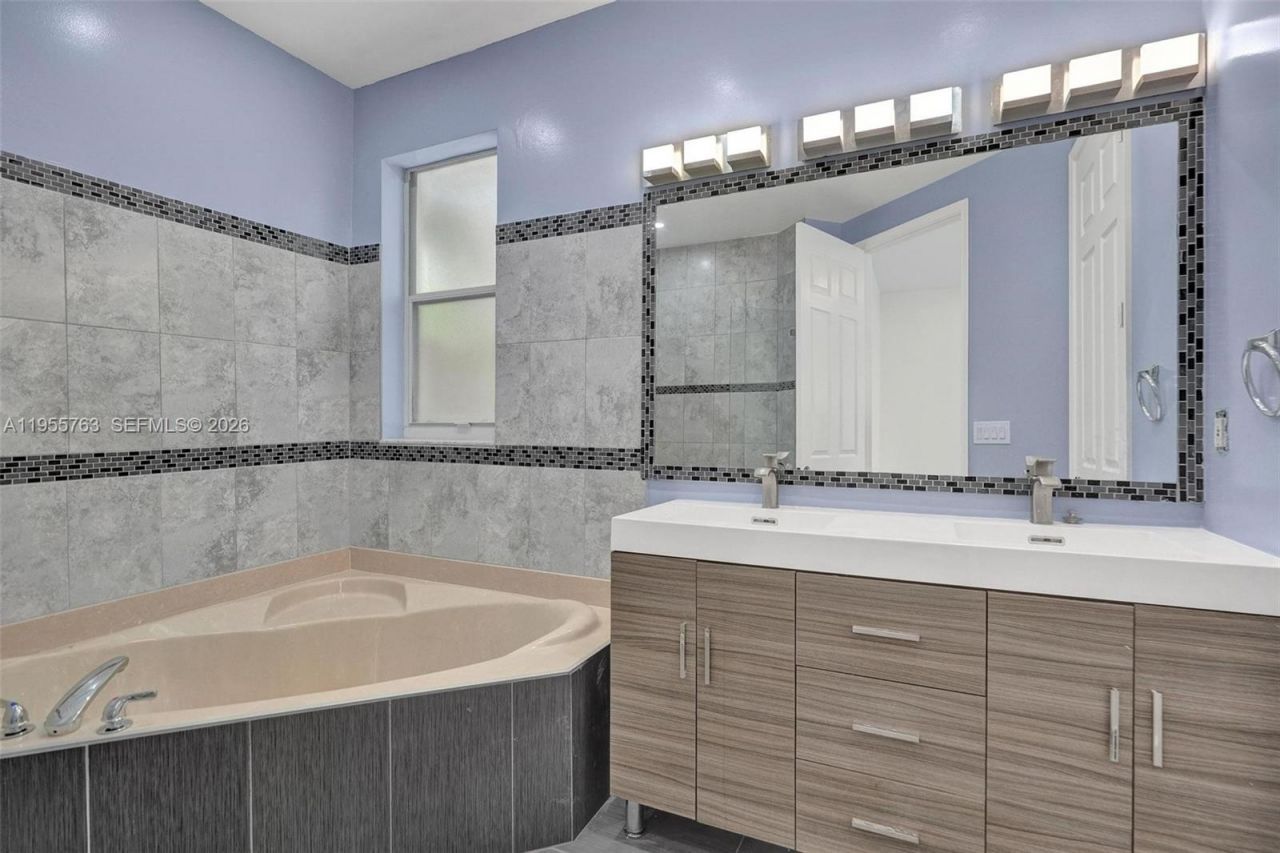 1251 Hayes St, Hollywood, FL 33019 Photo