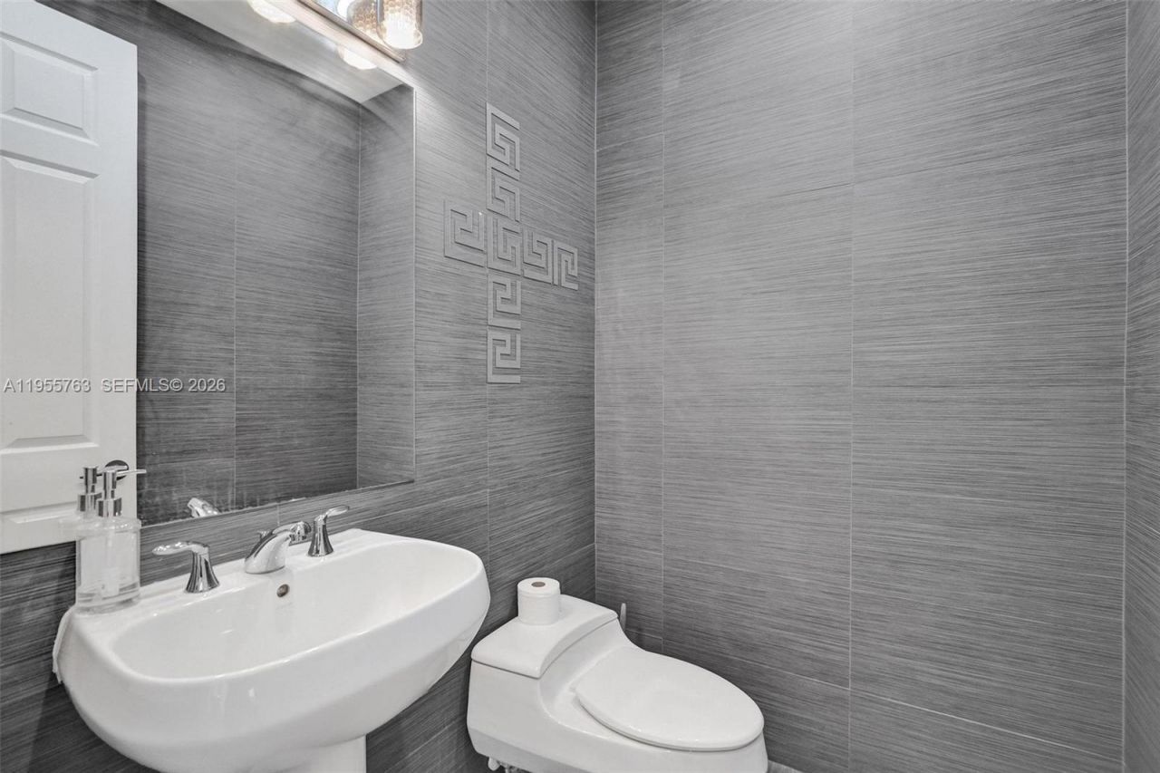 1251 Hayes St, Hollywood, FL 33019 Photo