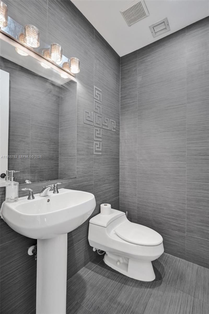 1251 Hayes St, Hollywood, FL 33019 Photo