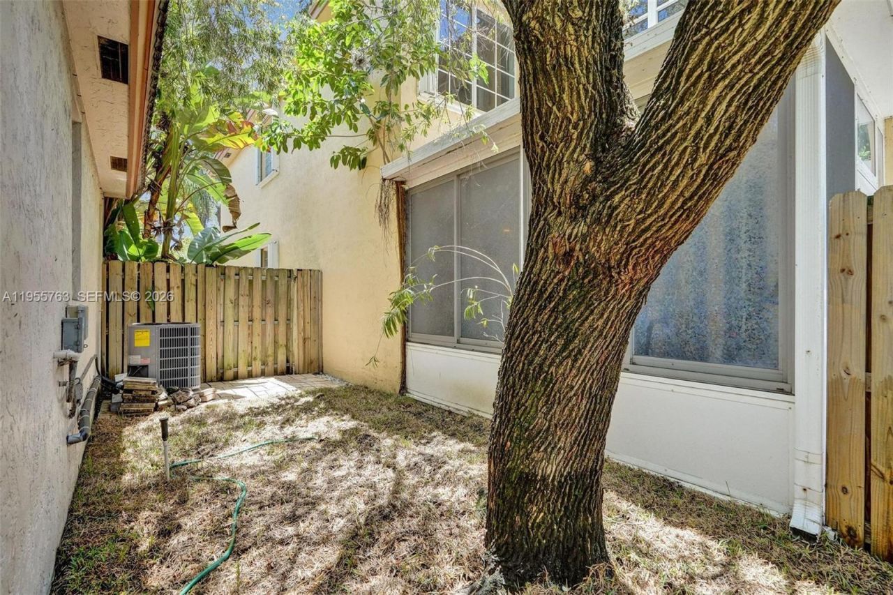 1251 Hayes St, Hollywood, FL 33019 Photo