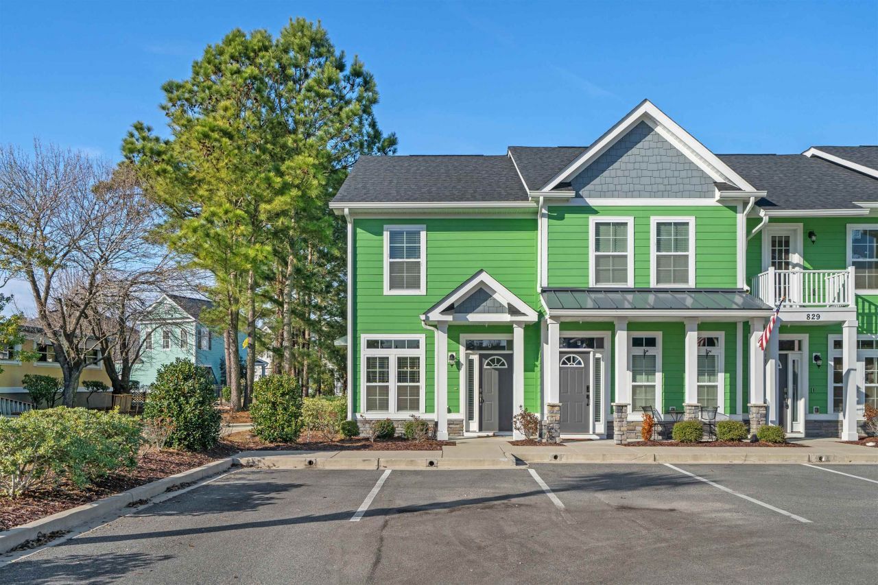 829 Moen Pl. Photo 1