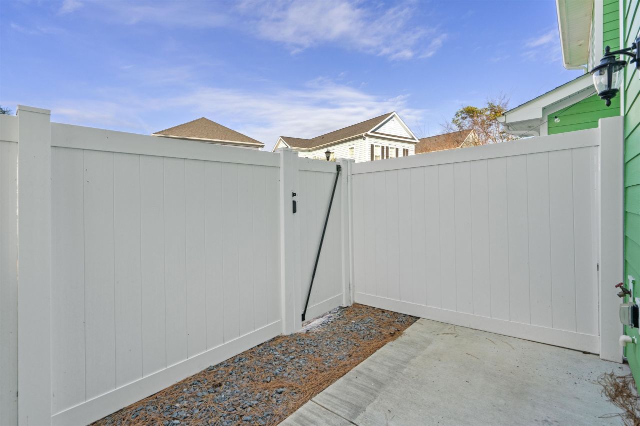 829 Moen Pl. Photo 10