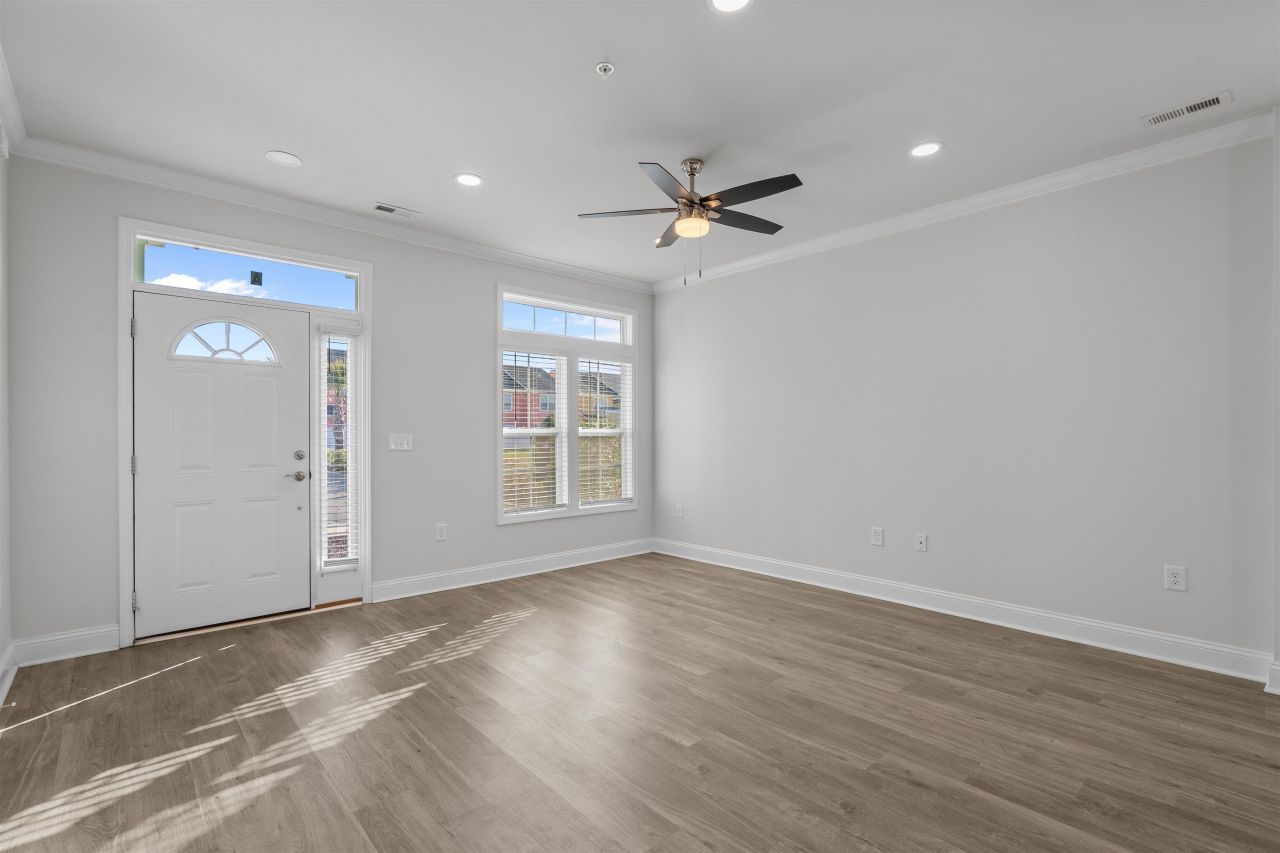 829 Moen Pl. Photo 4