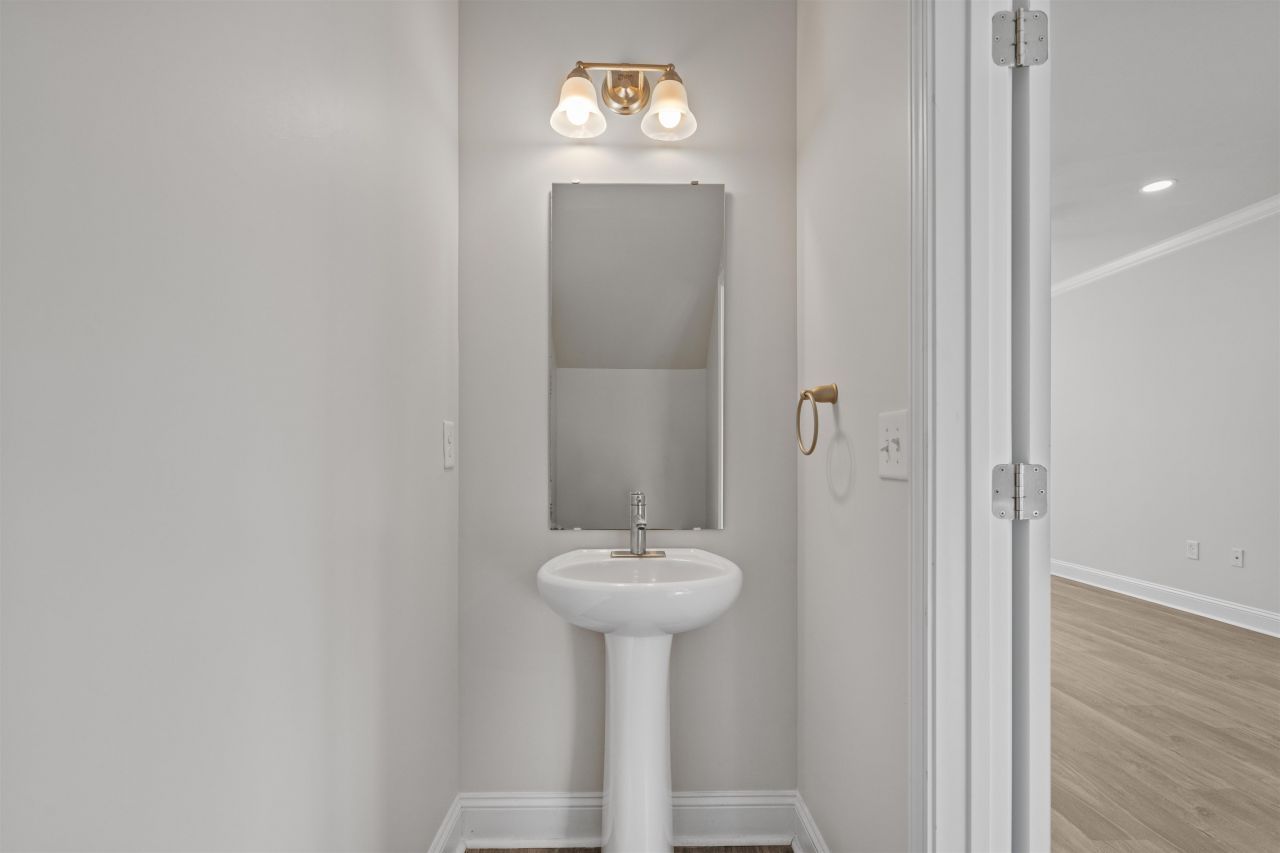 829 Moen Pl. Photo 6