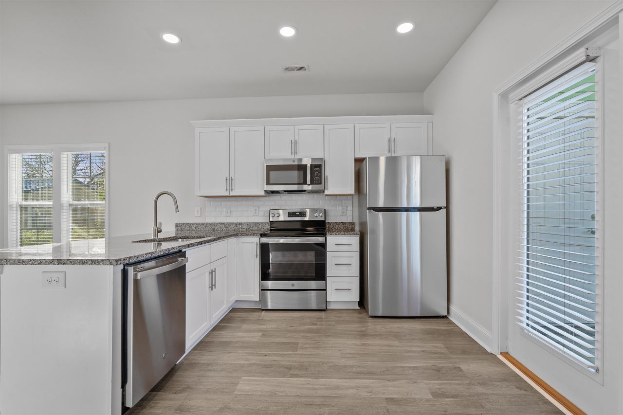 829 Moen Pl. Photo 8