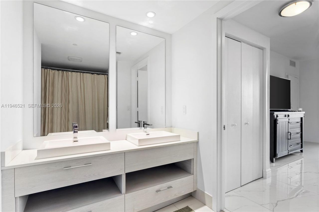 45 SW 9th St, Unit 1209, Miami, FL 33130 Photo