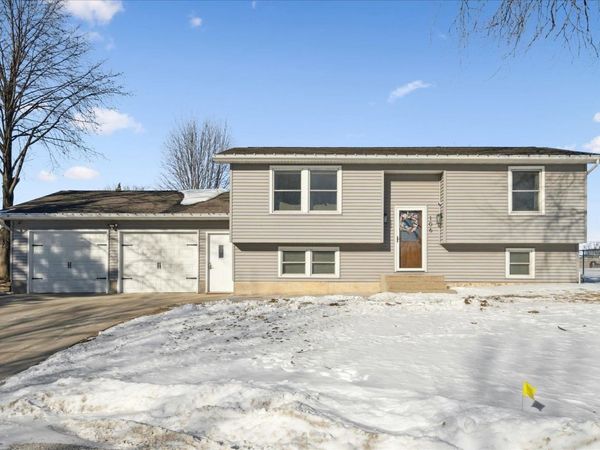 106 NW 5th Avenue, Dyersville, IA 52040