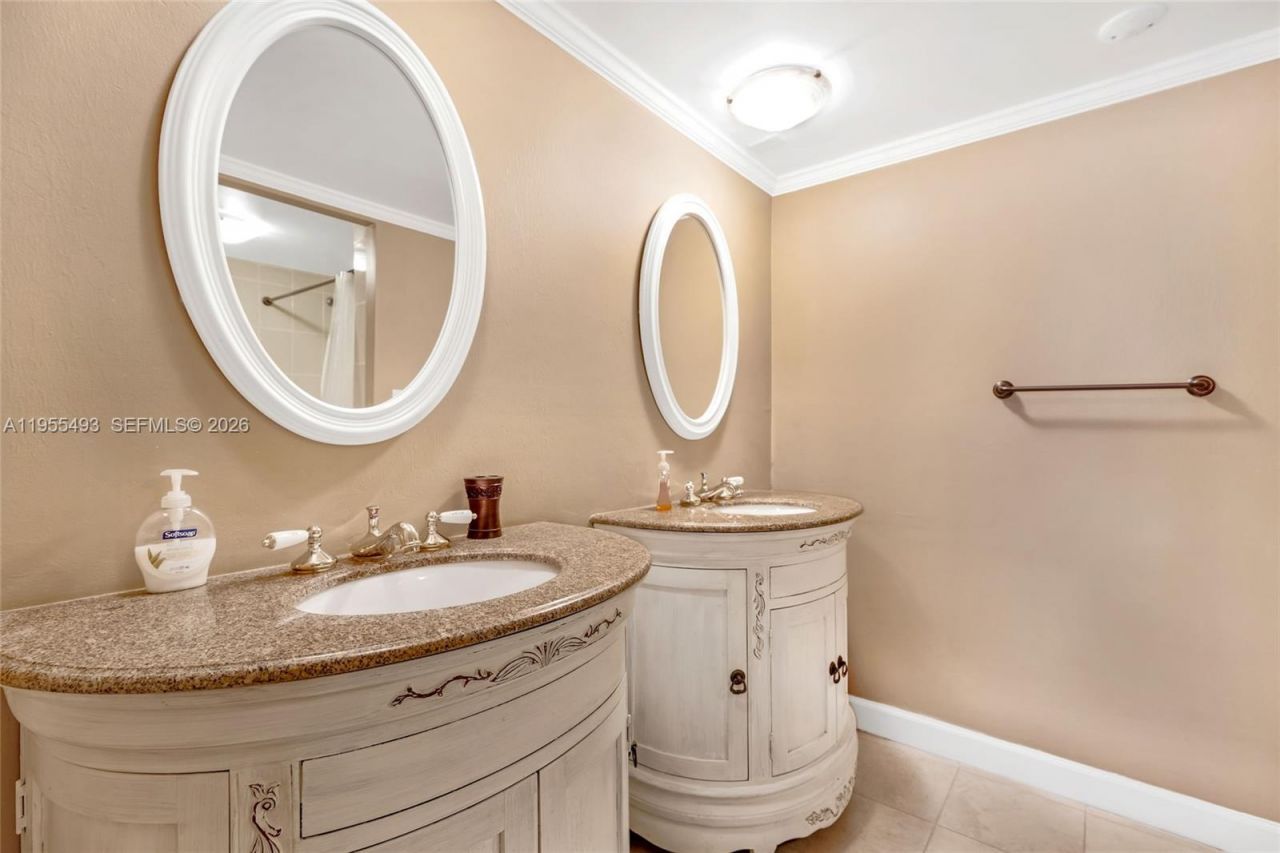 6039 Collins Ave, Unit 1206, Miami Beach, FL 33140 Photo