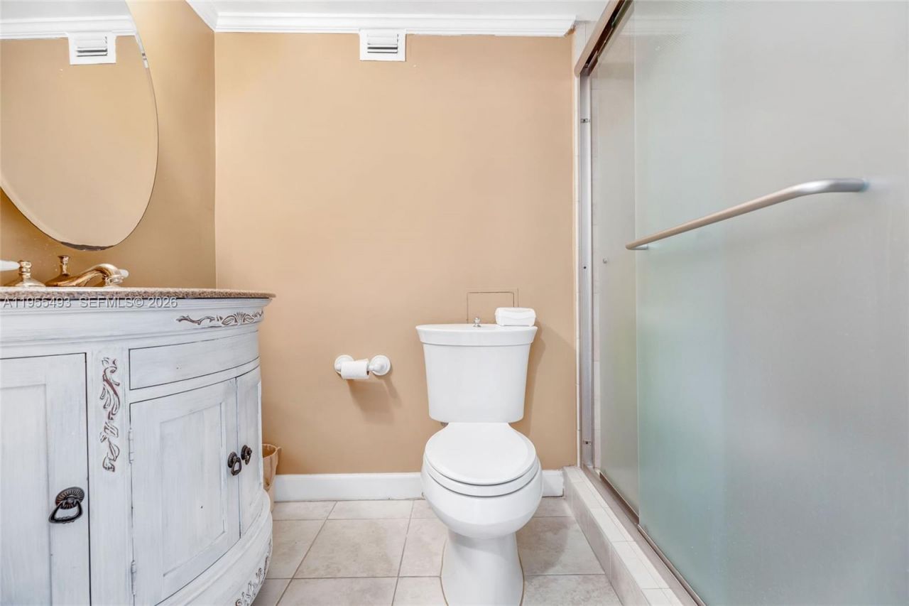 6039 Collins Ave, Unit 1206, Miami Beach, FL 33140 Photo