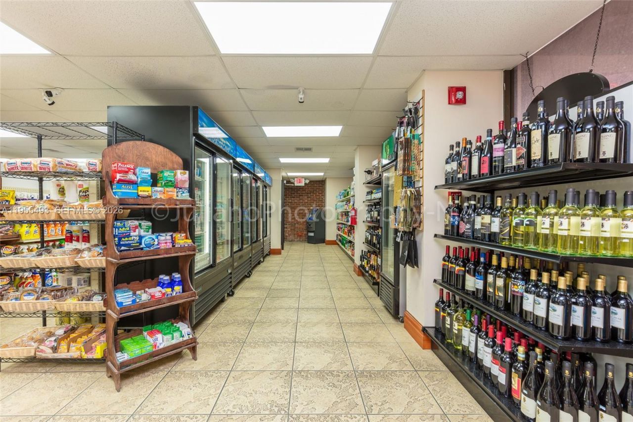 6039 Collins Ave, Unit 1206, Miami Beach, FL 33140 Photo