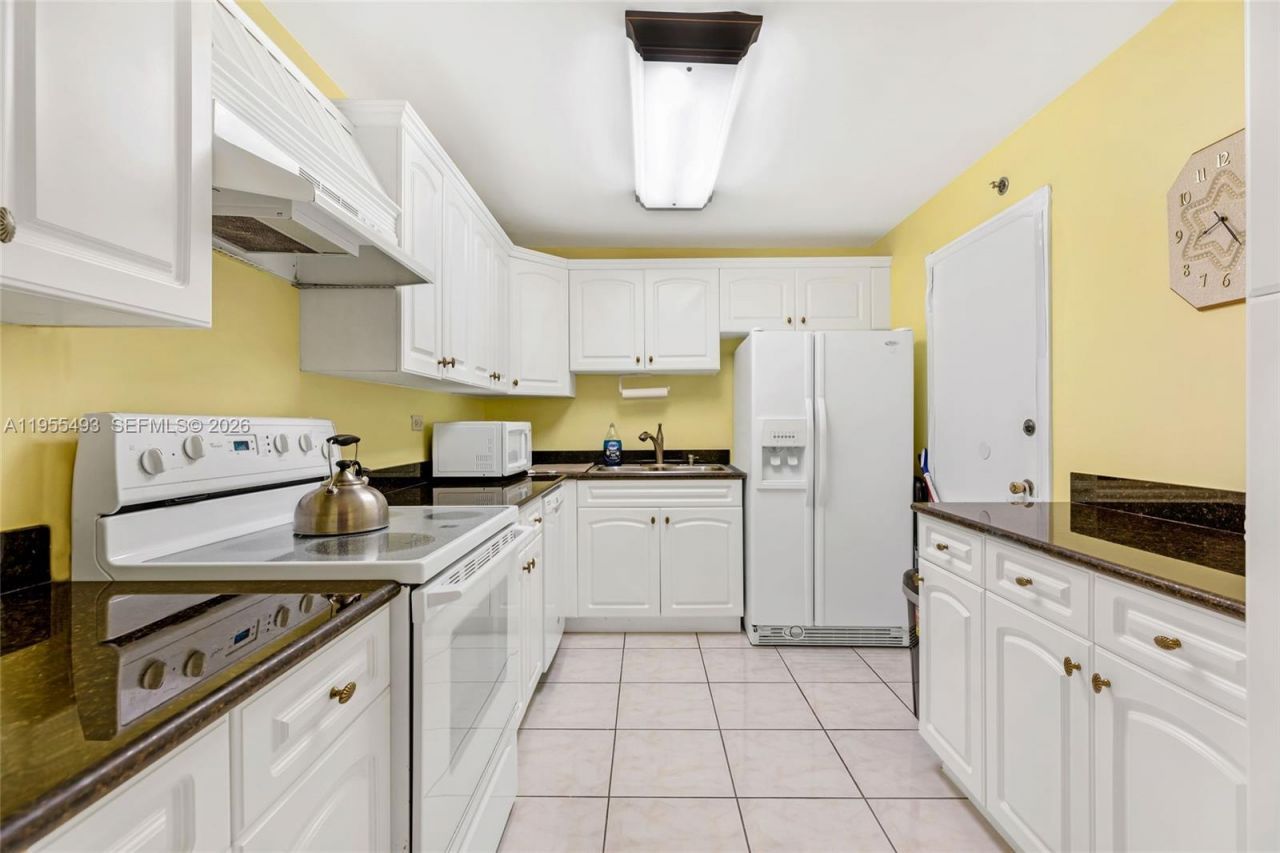 6039 Collins Ave, Unit 1206, Miami Beach, FL 33140 Photo