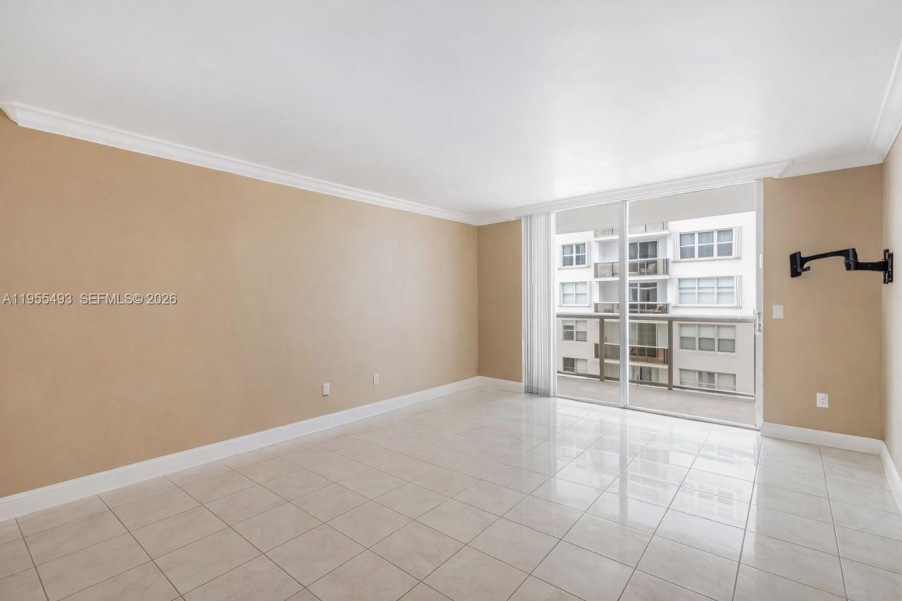 6039 Collins Ave, Unit 1206, Miami Beach, FL 33140 Photo