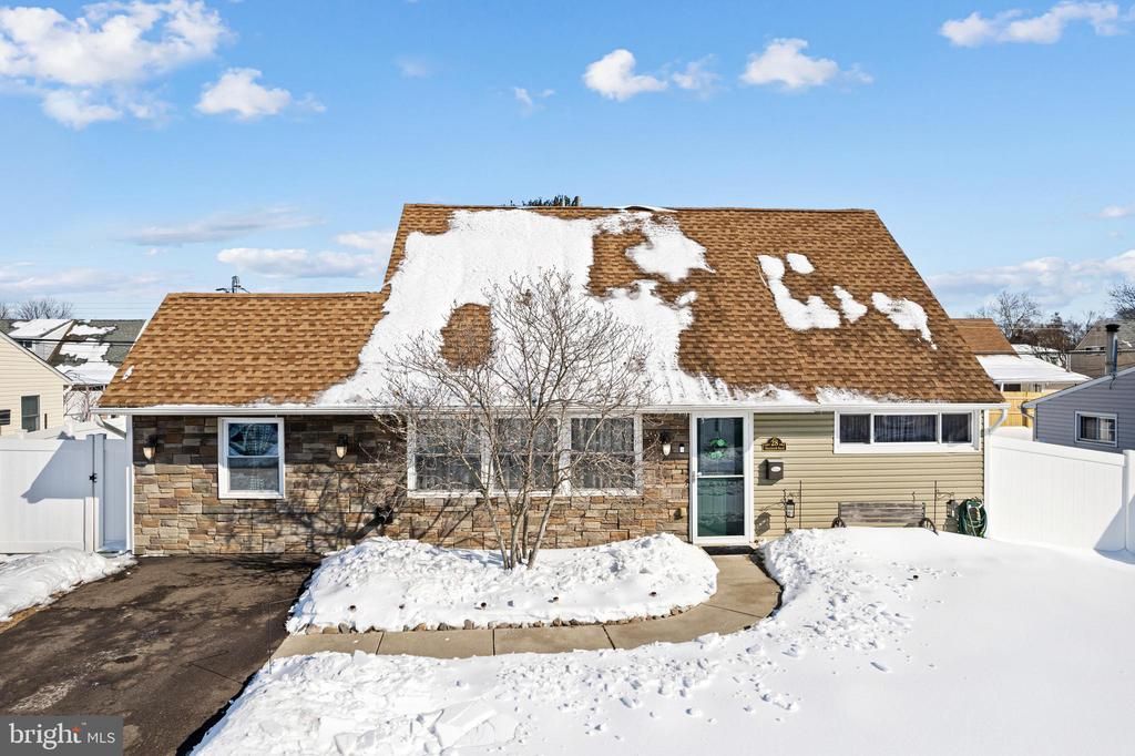 28 Macintosh Road, Levittown, PA 19056 Main Photo