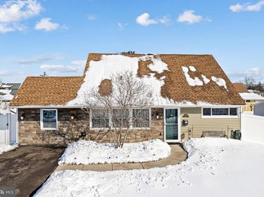 28 MACINTOSH ROAD, LEVITTOWN, PA 19056