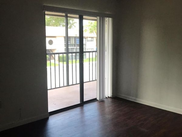 819 NE 199th St, Unit 205, Miami, FL 33179