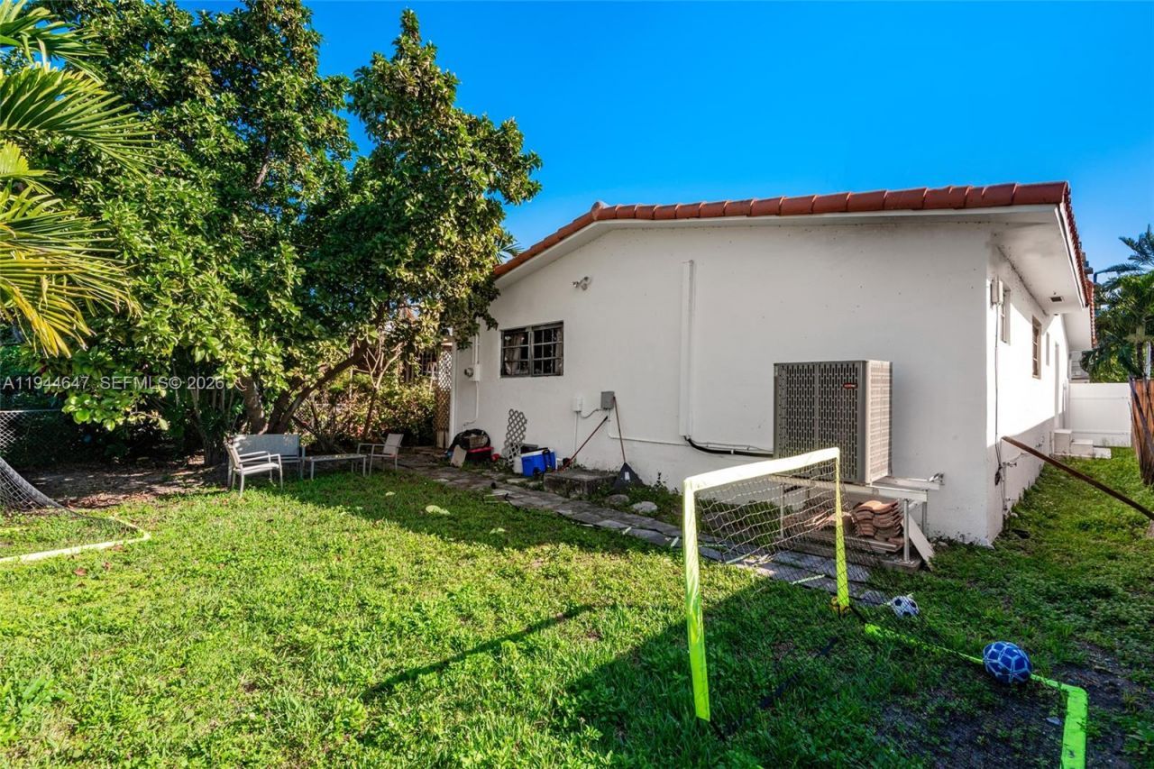 8950 Harding Ave, Surfside, FL 33154 Photo