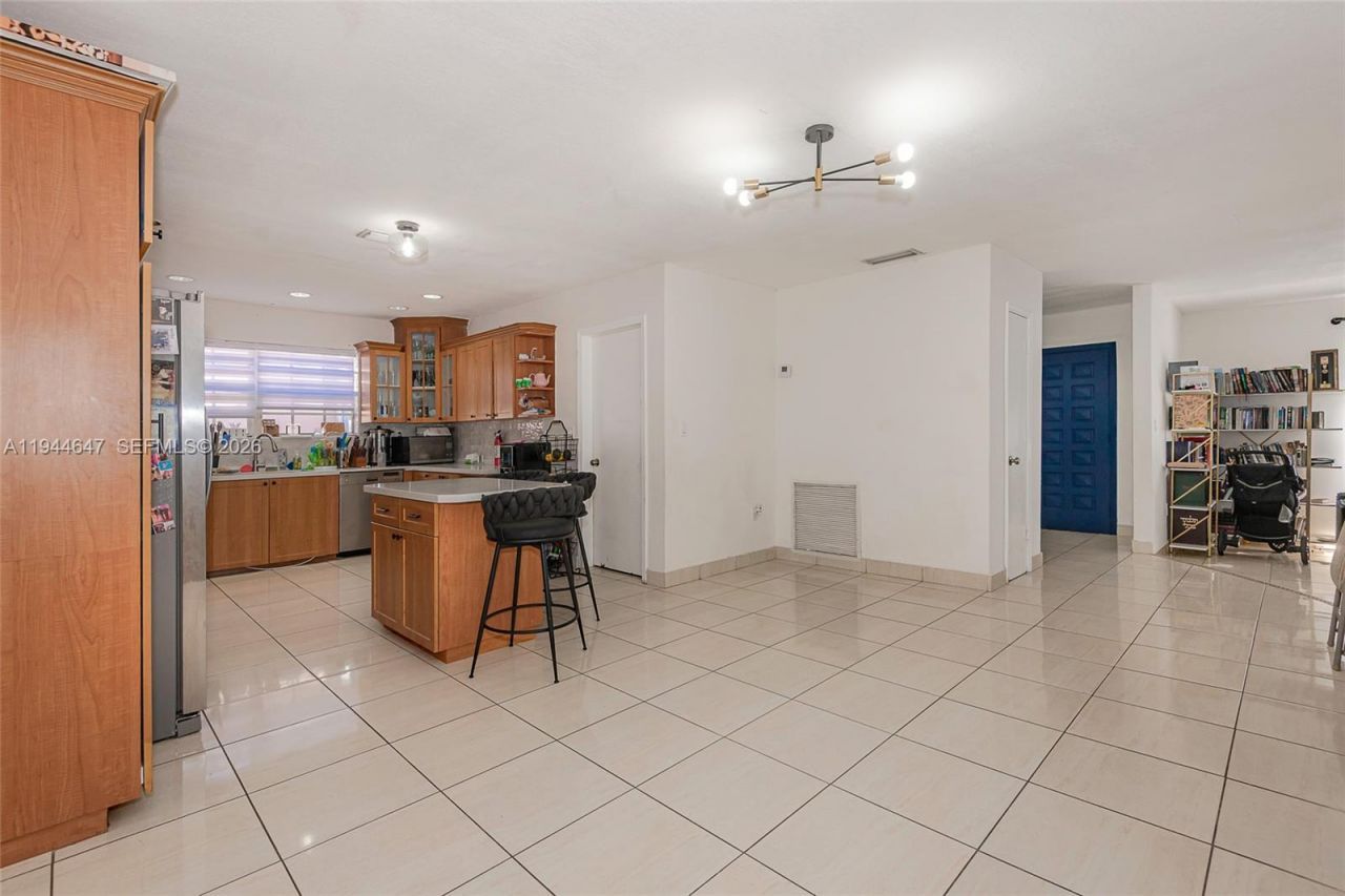 8950 Harding Ave, Surfside, FL 33154 Photo