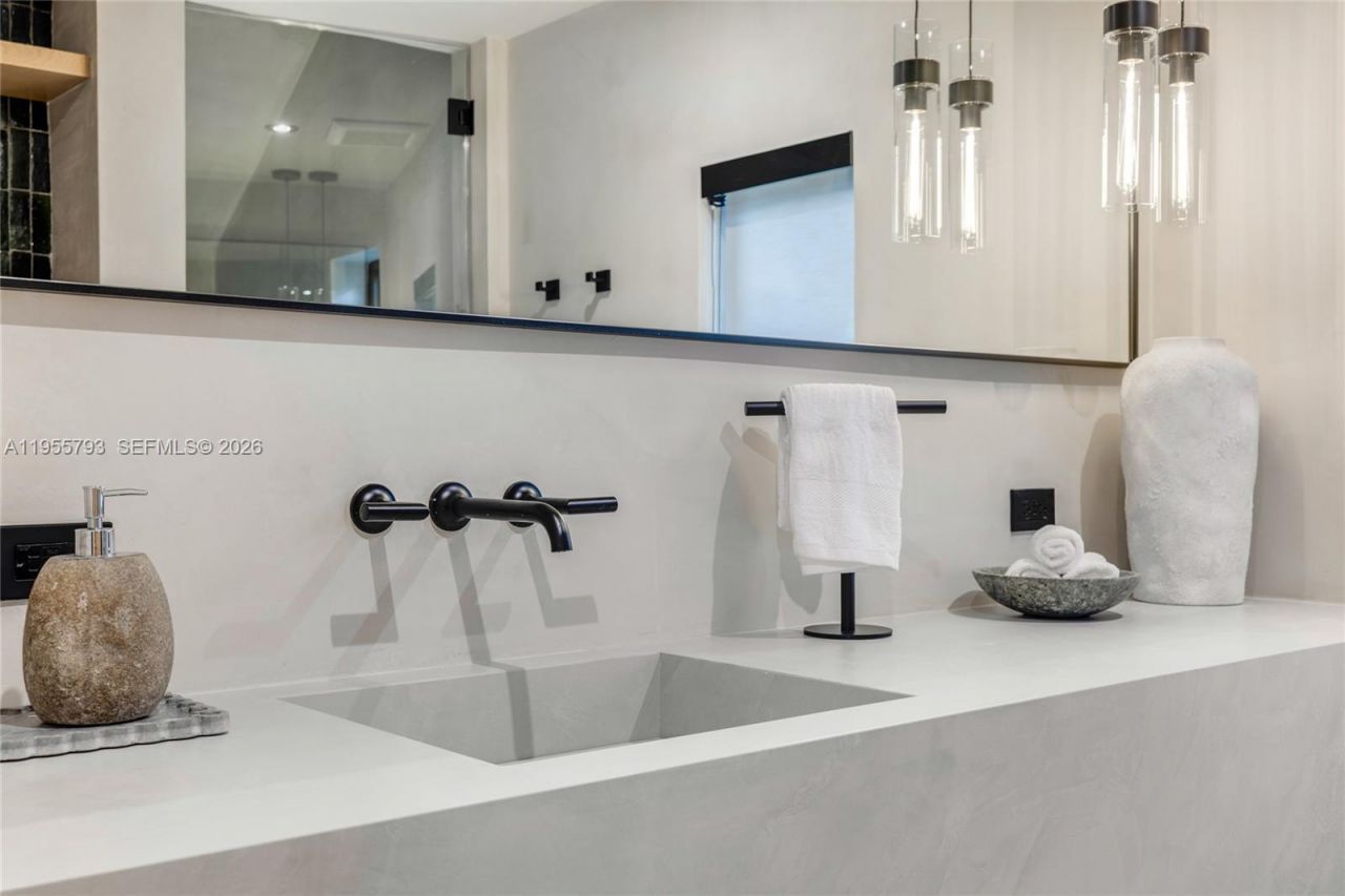 1000 NW 9th Ct , Miami, FL 33136 Photo