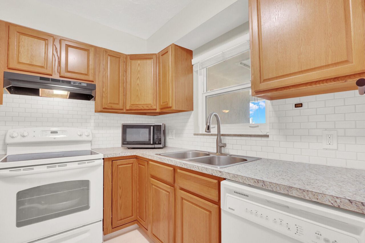 236 Castlewood Drive, Unit 305, North Palm Beach, FL 33408 Photo