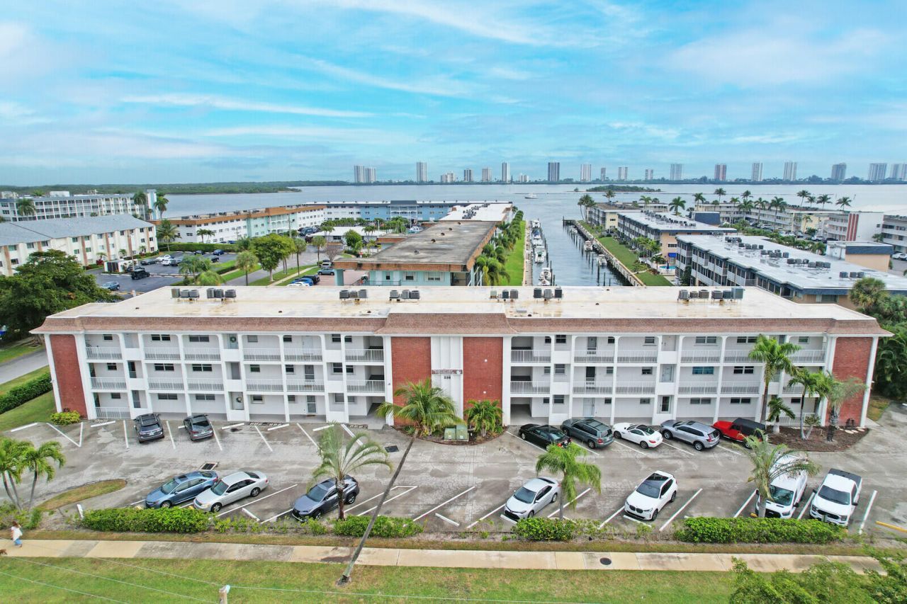 236 Castlewood Drive, Unit 305, North Palm Beach, FL 33408 Photo