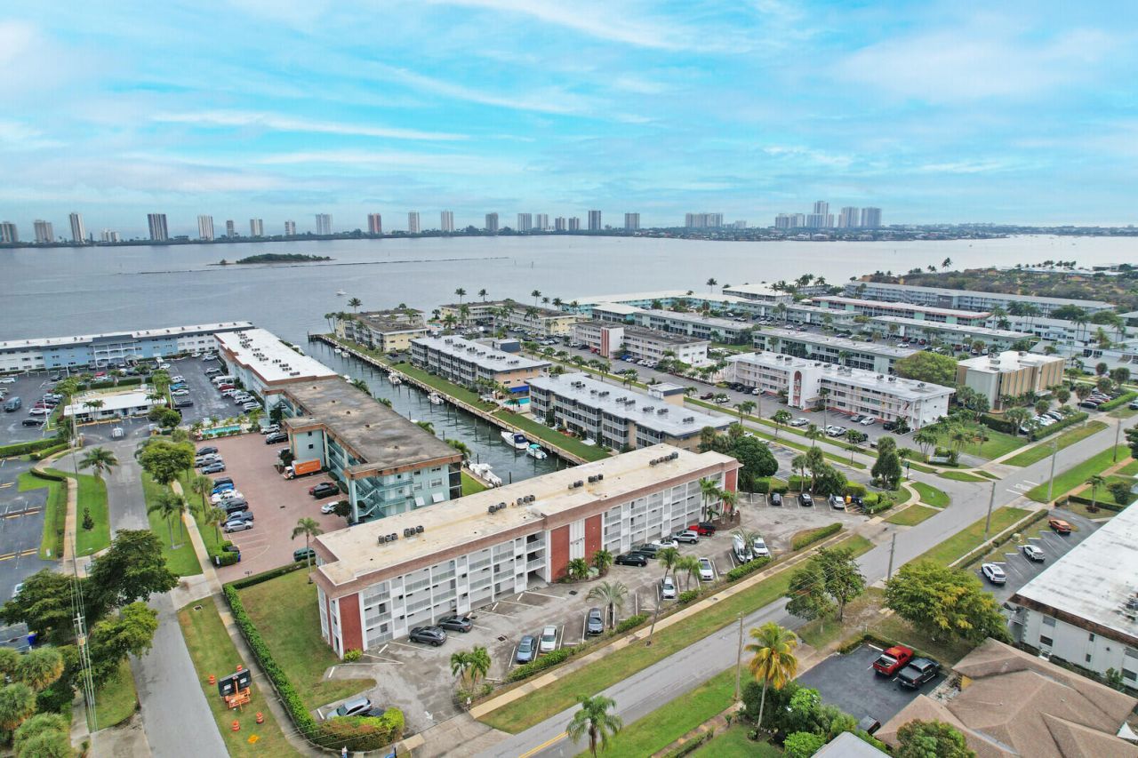 236 Castlewood Drive, Unit 305, North Palm Beach, FL 33408 Photo