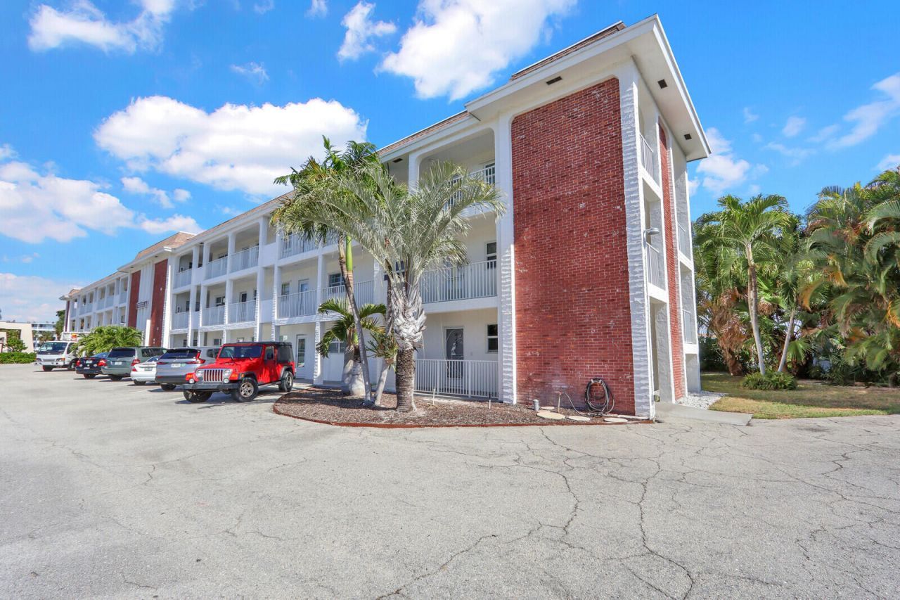 236 Castlewood Drive, Unit 305, North Palm Beach, FL 33408 Photo