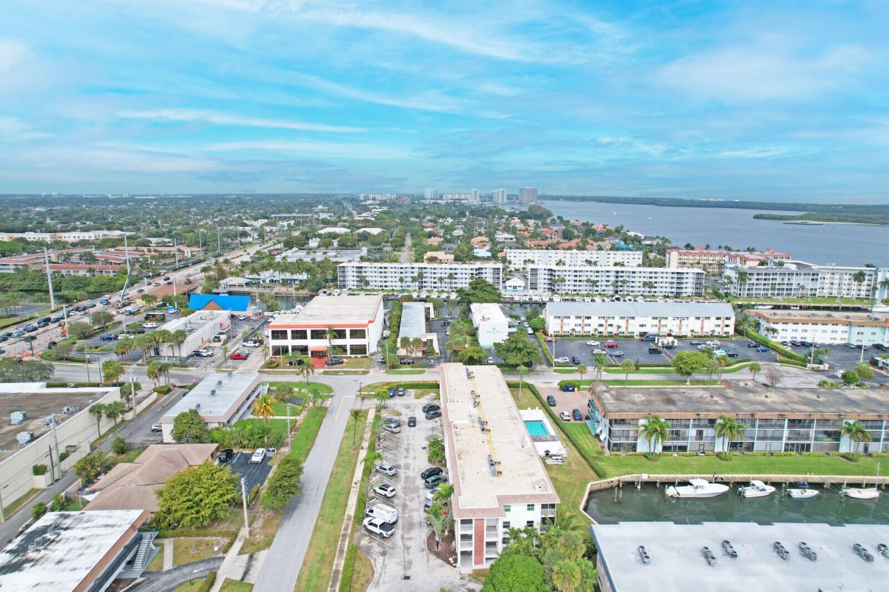 236 Castlewood Drive, Unit 305, North Palm Beach, FL 33408 Photo