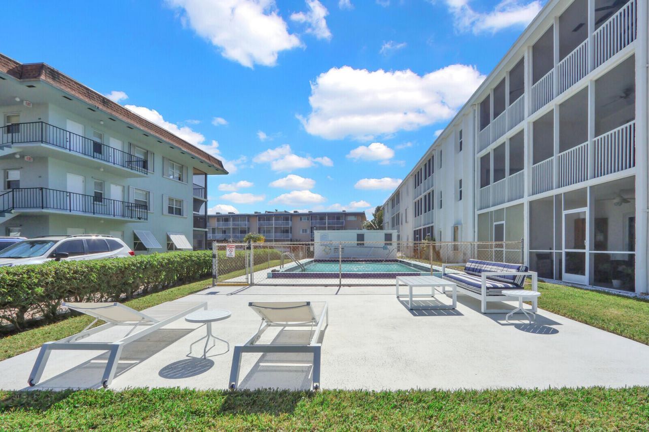 236 Castlewood Drive, Unit 305, North Palm Beach, FL 33408 Photo