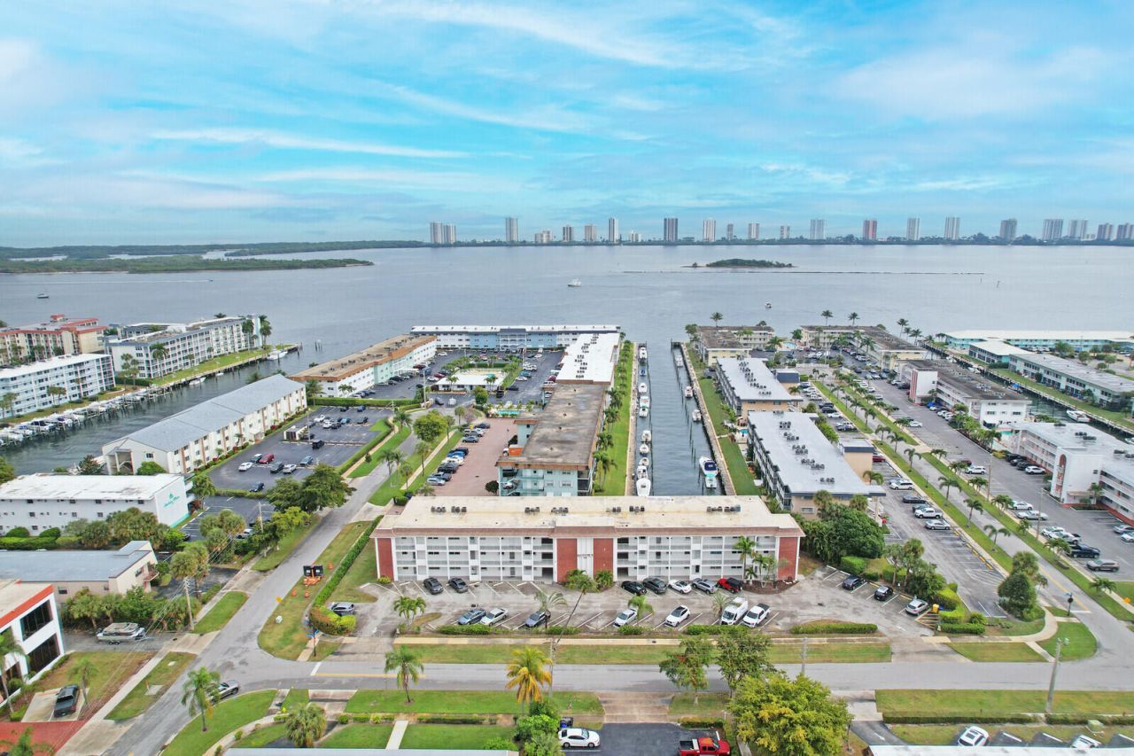 236 Castlewood Drive, Unit 305, North Palm Beach, FL 33408 Photo