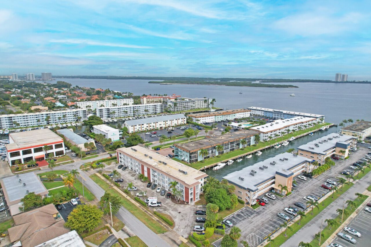 236 Castlewood Drive, Unit 305, North Palm Beach, FL 33408 Photo