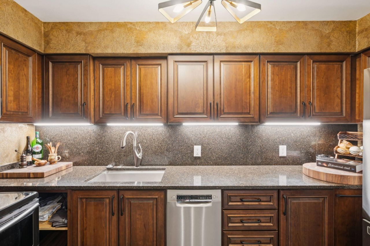 55 Ashley Avenue Photo 16