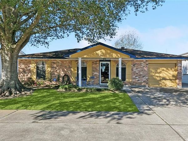 656 GROVEWOOD Drive, Gretna, LA 70056