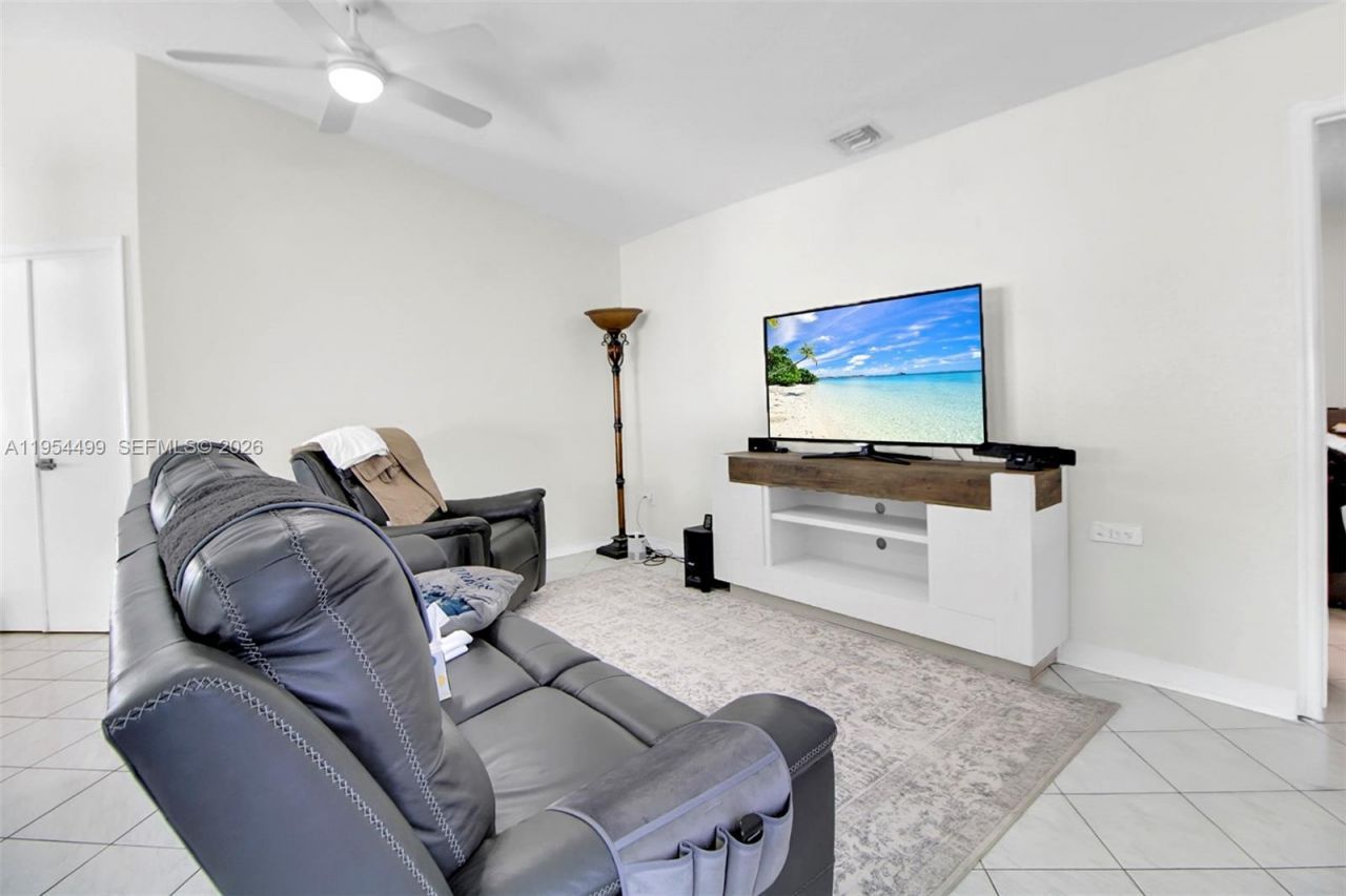 15113 NW 91st Ct, Miami Lakes, FL 33018 Photo